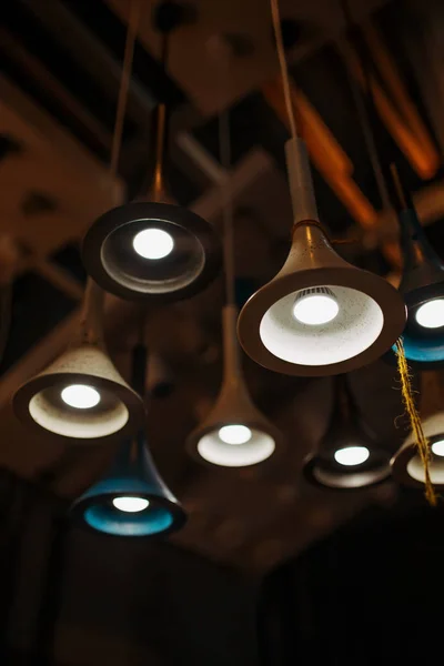 ロフトスタイルのインテリアで現代的なデザインのシャンデリアの居心地の良い光 — ストック写真