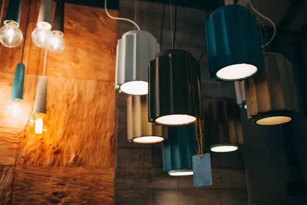 Sıcak rahat ışık yayan beton geometrik avizeler.