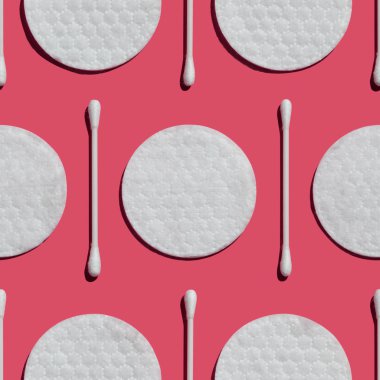 Pembe arka plan, sorunsuz arka plan üzerinde beyaz temiz pamuk makyaj yastıkları.