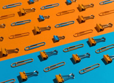 Klipler ve bağlayıcı üzerinde turuncu Kırtasiye izole turuncu zemin üzerine.