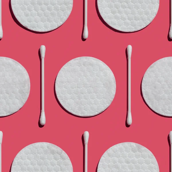 Pembe arka plan, sorunsuz arka plan üzerinde beyaz temiz pamuk makyaj yastıkları.