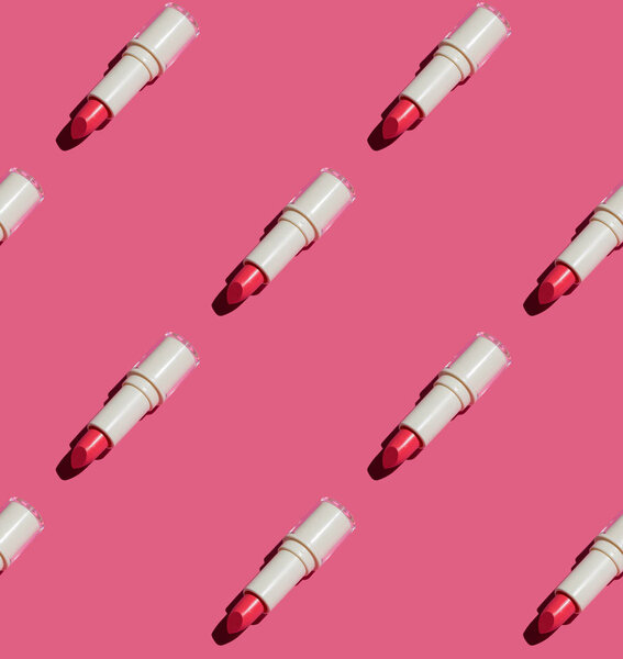 Диагональ макета помады бесшовный узор на розовом фоне
.