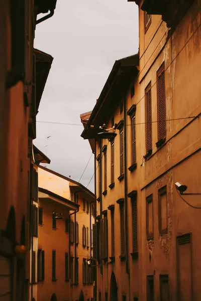 Dikey turuncu güneş ışığı Ortaçağ sokak İtalyan şehir Bergamo.