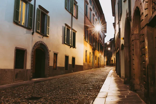 Eski eski İtalyan şehri Bergamo sokak hiçbir insan ile yatay cityscape.