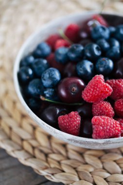 Hasır mat üzerinde yaz olgun taze çilek ile dolu Kase.