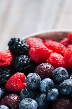 Su damlalarıyla kaplı yaz meyveleri.