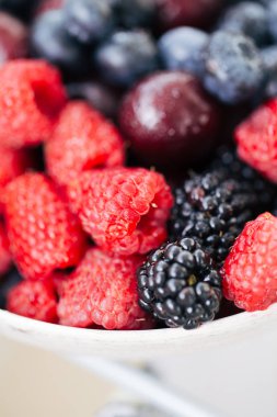 Makro çeşitli meyveler su damlaları ile kaplı..