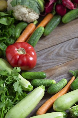 Eski ahşap masa yüzeyinde üst görünüm çiftçi pazar ürünleri.