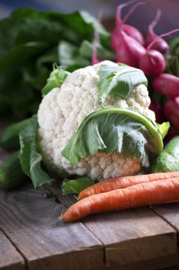 Tahta tahta da karnabahar ve havuç perspektifinde.