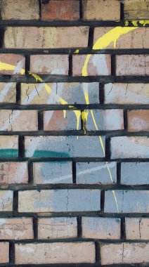 Grunge eski tuğla duvar parlak neon boya sıçramaları ile yakın.