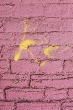 Grunge tuğla duvar pembe renk nötr soyut arka plan boyalı.