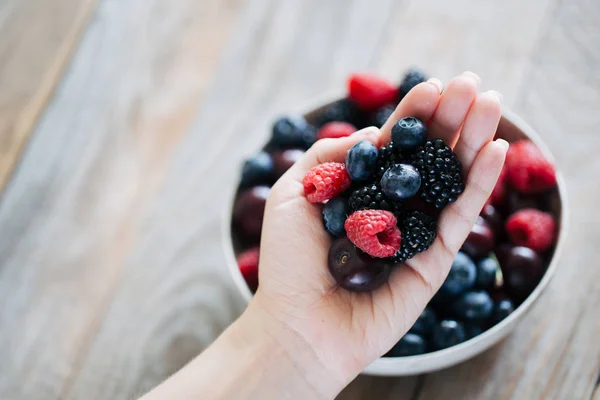 Su damlalarıyla kaplı yaz meyveleri.