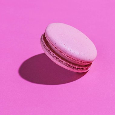 Pembe arka planda izole tek makarna tatlısı.