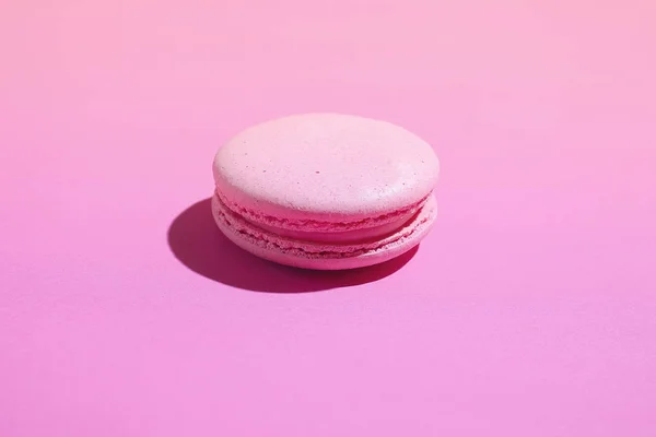 Singolo Dolce Macaron Isolato Sfondo Rosa — Foto Stock