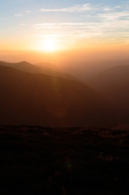 Manzaralı Karpat Dağları Gün batımı.