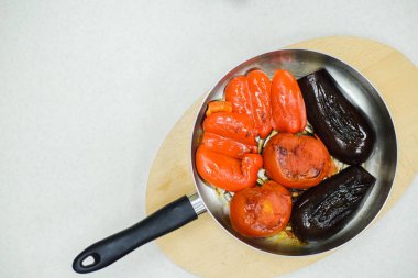 Ana sayfa görünümü dilimlenmiş domates, patlıcan, biber kızartma tavada stok fotoğraf resim