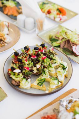 Festival masada hazır fotoğraf görüntü plaka kanepeler