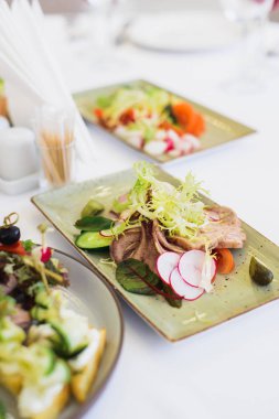 Aperatif şenlikli masada hazır fotoğraf görüntü plaka