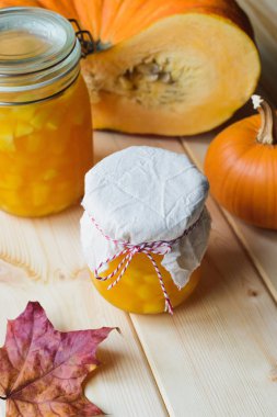 Ev yapımı kabak sonbahar natürmort jam doğal ahşap masa, stok fotoğraf görüntü