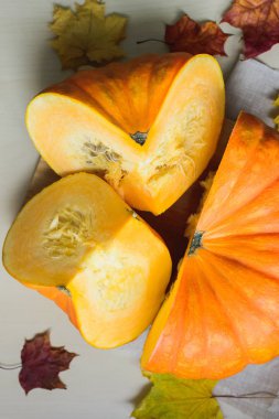 Şükran günü için taze turuncu kabak hasat kompozisyon