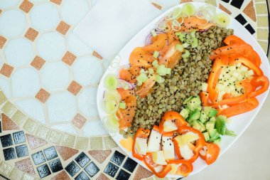 mercimek ile avokado, yumurta biber, taze biber, domates, siyah susam, kereviz, pırasa, mor soğan pişmiş, stok fotoğraf resim