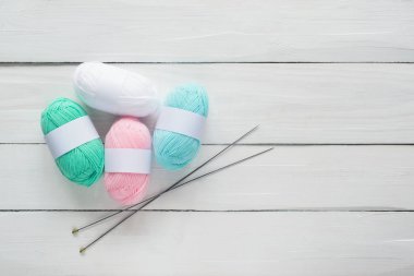 üstten görünüm düz topları ve örgü iğneleri Beyaz ahşap arka planda, stok fotoğraf görüntü örgü yatıyordu