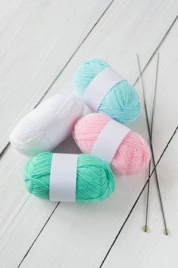 üstten görünüm düz topları ve örgü iğneleri Beyaz ahşap arka planda, stok fotoğraf görüntü örgü yatıyordu