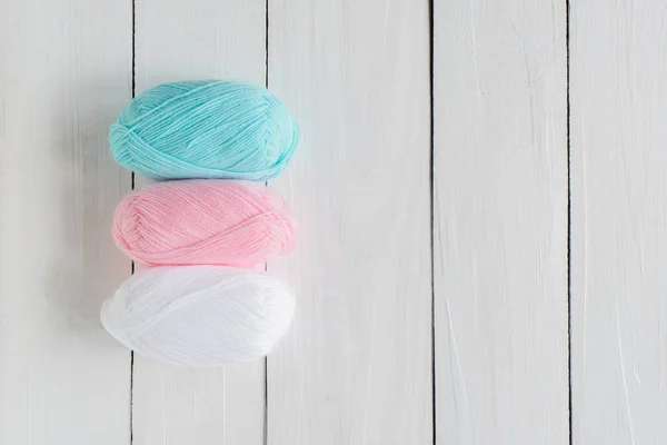 Knitting Yarn Hanks Row White Wooden Background Soft Pink Azure — Stock Photo, Image