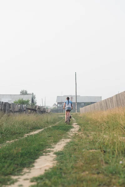 Кавказская женщина на велосипеде в сельской местности — стоковое фото