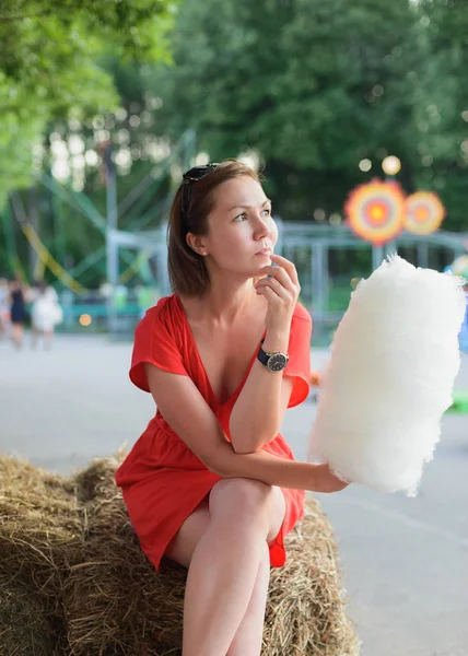 Молодая взрослая женщина сидит на тюке сена и держит белый котто — стоковое фото