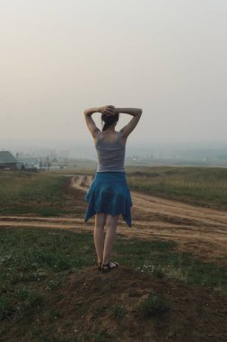 köy tepe yolda duran beyaz beyaz genç kadın