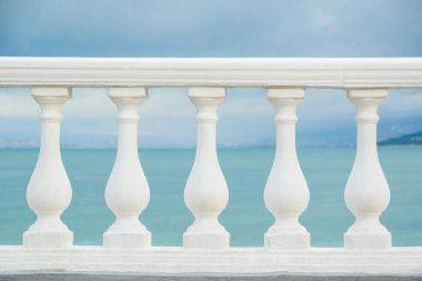taş sütunlu klasik beyaz korkuluk