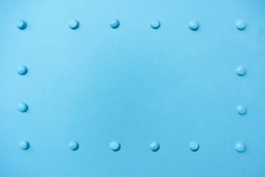 Yeni boyalı mavi mat metal perçin demir levha