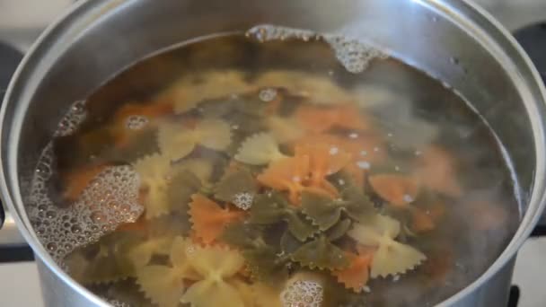 Mujer Europea Con Cuchara Madera Mezcla Colorido Arco Pasta Farfalle — Vídeo de stock