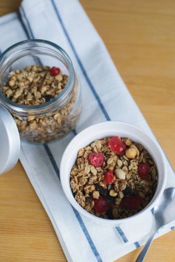 kızarmış yulaf ezmesi, fındık, yer fıstığı, kuru üzüm ve kiraz ile granola