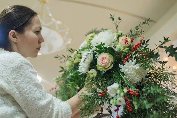Флорист сделать зимний свадебный букет композиции в помещении — стоковое фото