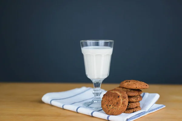 Μπισκότα στοίβα με σταφίδες και γάλα σε ύφασμα στο τραπέζι — Φωτογραφία Αρχείου