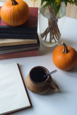 kitap, kabak, fincan ile sonbahar natürmort