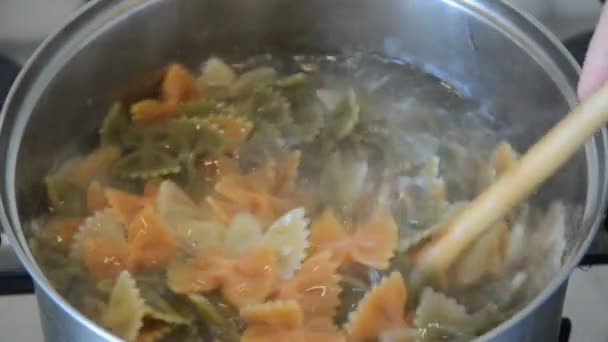숟가락을 캅카스 여성은 파스타를 그릇에 동영상을 — 비디오