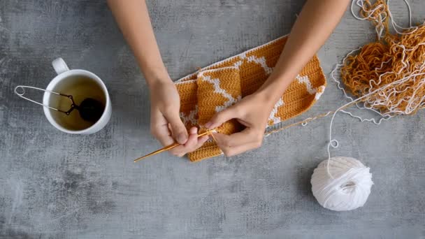 Mujeres Jóvenes Manos Ganchillo Con Hilo Algodón Naranja Blanco Sobre — Vídeos de Stock