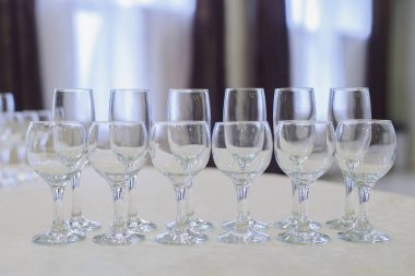 Şampanya, şarap ve su için boş kadehler.