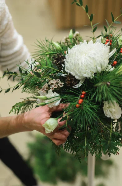 Květinář udělat zimní svatební kytice složení na stojanu — Stock fotografie