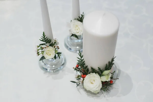 Velas grossas e finas brancas para decoração de casamento — Fotografia de Stock