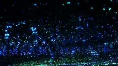 Yanıp sönen çokgenler. Mavi ve yeşil ışıklar. Koyu siyah zemin üzerinde arıza etkisi.