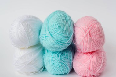 akrilik yumuşak pastel pembe, gök mavisi ve beyaz renkli yün iplik şeritleri beyaz arka plan, yan görünüm, yatay stok fotoğraf arkaplanı