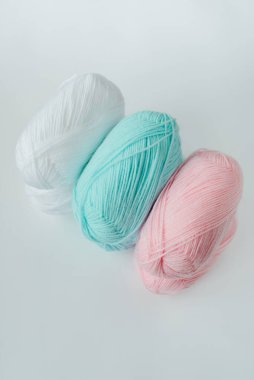 akrilik yumuşak pastel pembe, gök mavisi ve beyaz renkli yün iplik şeritleri beyaz arkaplan, üst görünüm, metin alanı için fotokopi alanı ile dikey stok fotoğraf