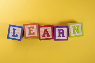 Tahta bloklardan kelime öğrenin 