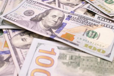 Amerikan yüz dolarlık banknotlarla dolu bir arka plan.