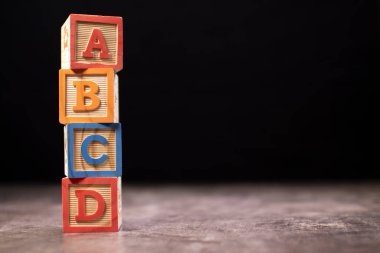 A, B, C ve D tahta bloklar