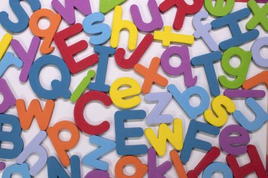 Beyaz arkaplanda renkli manyetik harfler